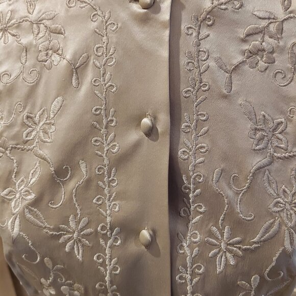 NWT Elegant Cream Embroidered Blouse - Picture 2 of 8